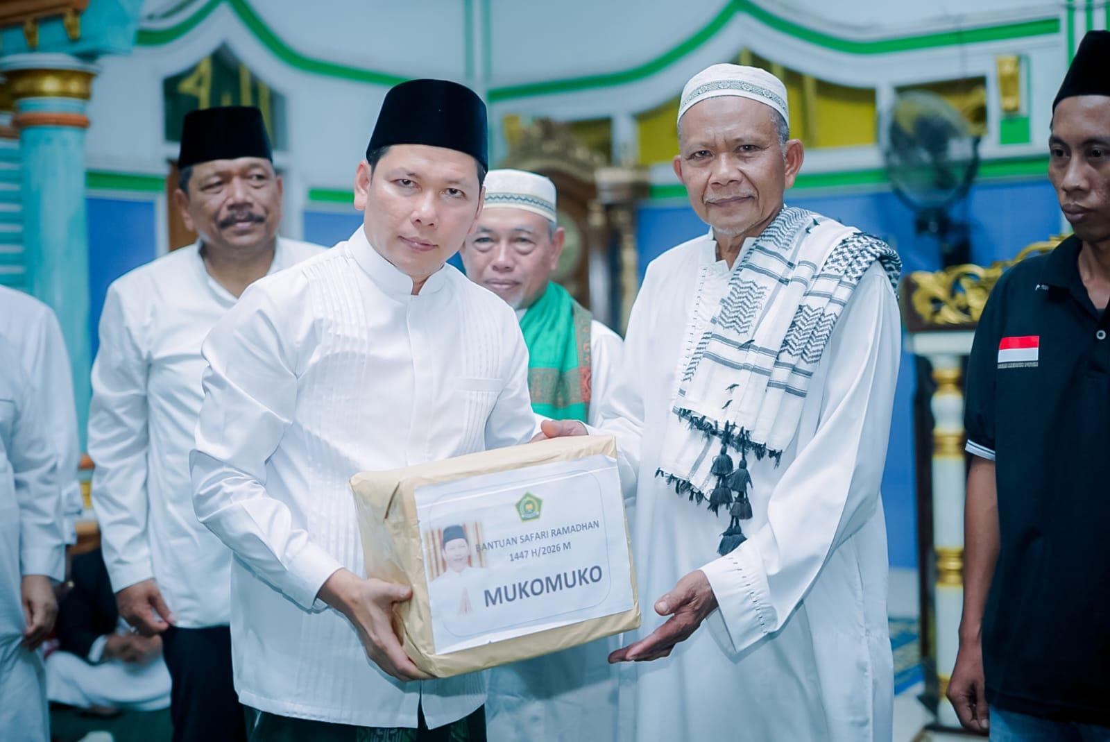 Kakanwil-Kemenag-Apresiasi-Semangat-Bantu-Rakyat-Gubernur-Helmi-saat-Safari-Ramadan-di-Mukomuko.jpg