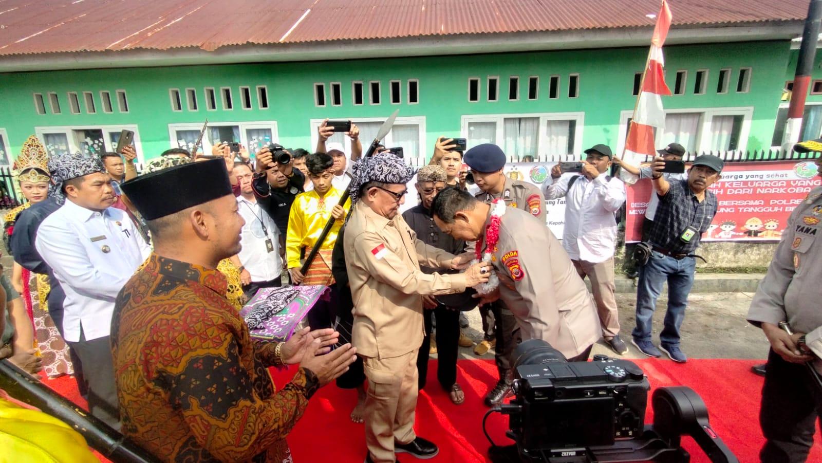 Kapolda-Bengkulu-disambut-tarian-lengser-dan-dikalungkan-bunga-oleh-Bupati-Kepahiang.jpg