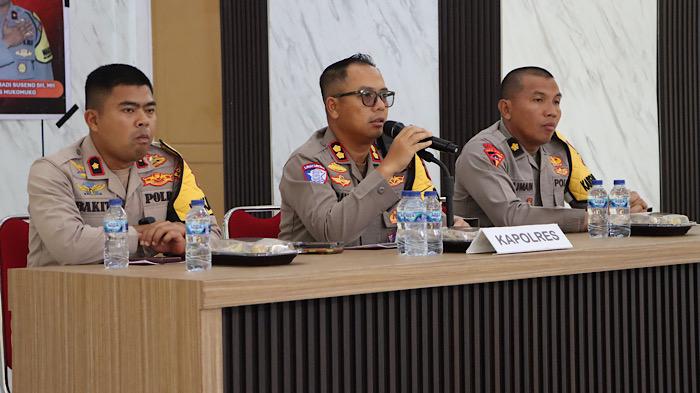 Kapolres-Mukomuko-AKBP-Ricky-Crisma-W-saat-memaparkan-Capaian-kinerja-Polres-Mukomuko-tahun-2025.jpg