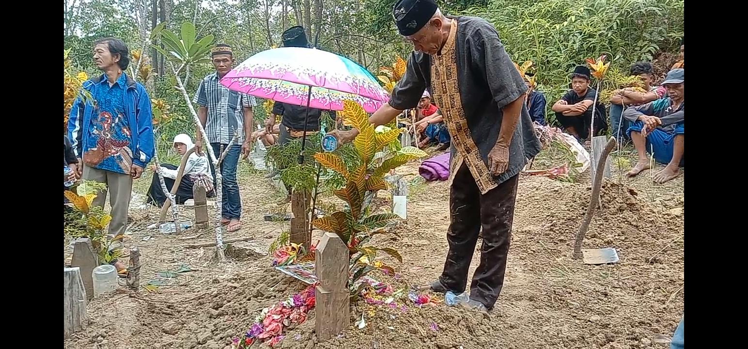 Rohman Bocah 10 Tahun Korban Kecelakaan Bus SAN Vs Motor Dimakamkan Dekat Kuburan Sang Ibu