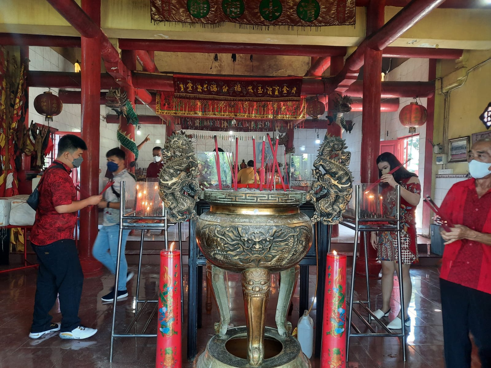 Kegiatan-sembahyang-umat-Konghucu-di-Kelenteng-Air-Suci.jpg