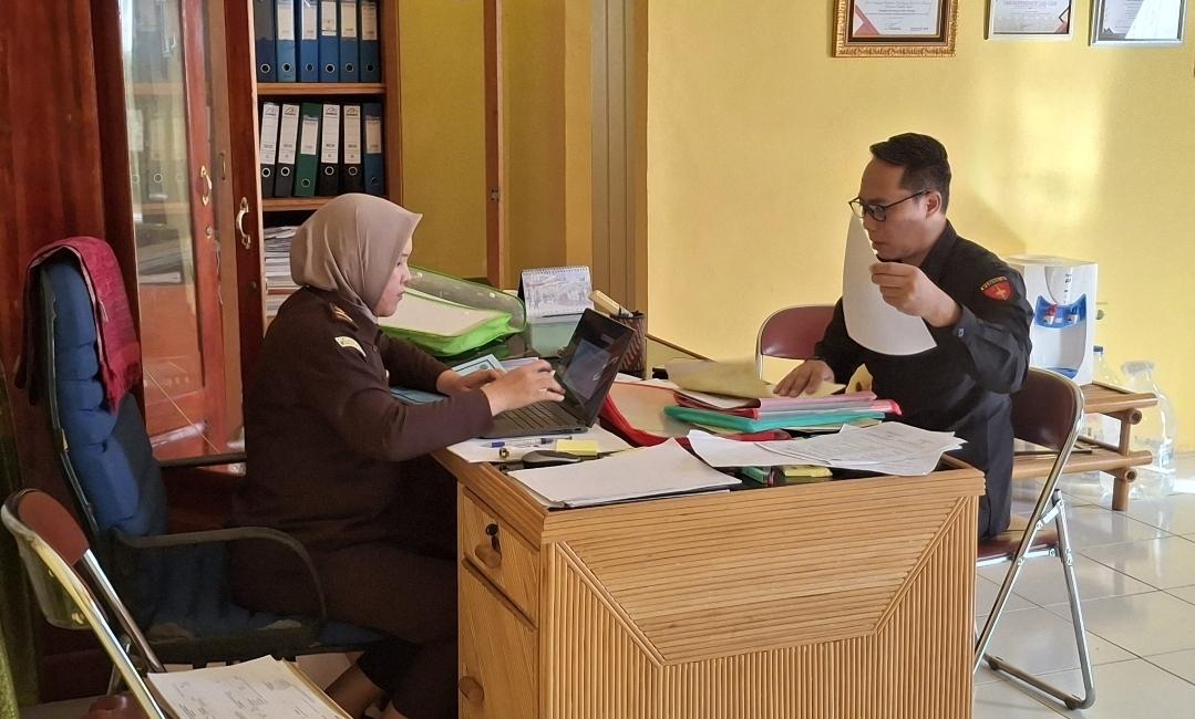 Kejari-Geledah-Disperindagkop-Bengkulu-Tengah-Kadis-Gunawan-Kami-Hormati-Proses-Hukum.jpg