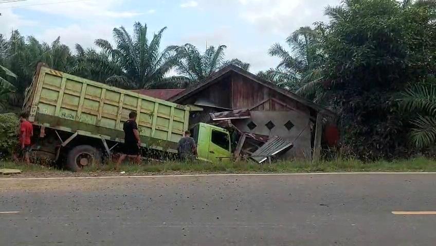 Kemudi-Rusak-Truk-Fuso-Tabrak-Teras-Rumah-Warga-Bengkulu-Tengah.jpg