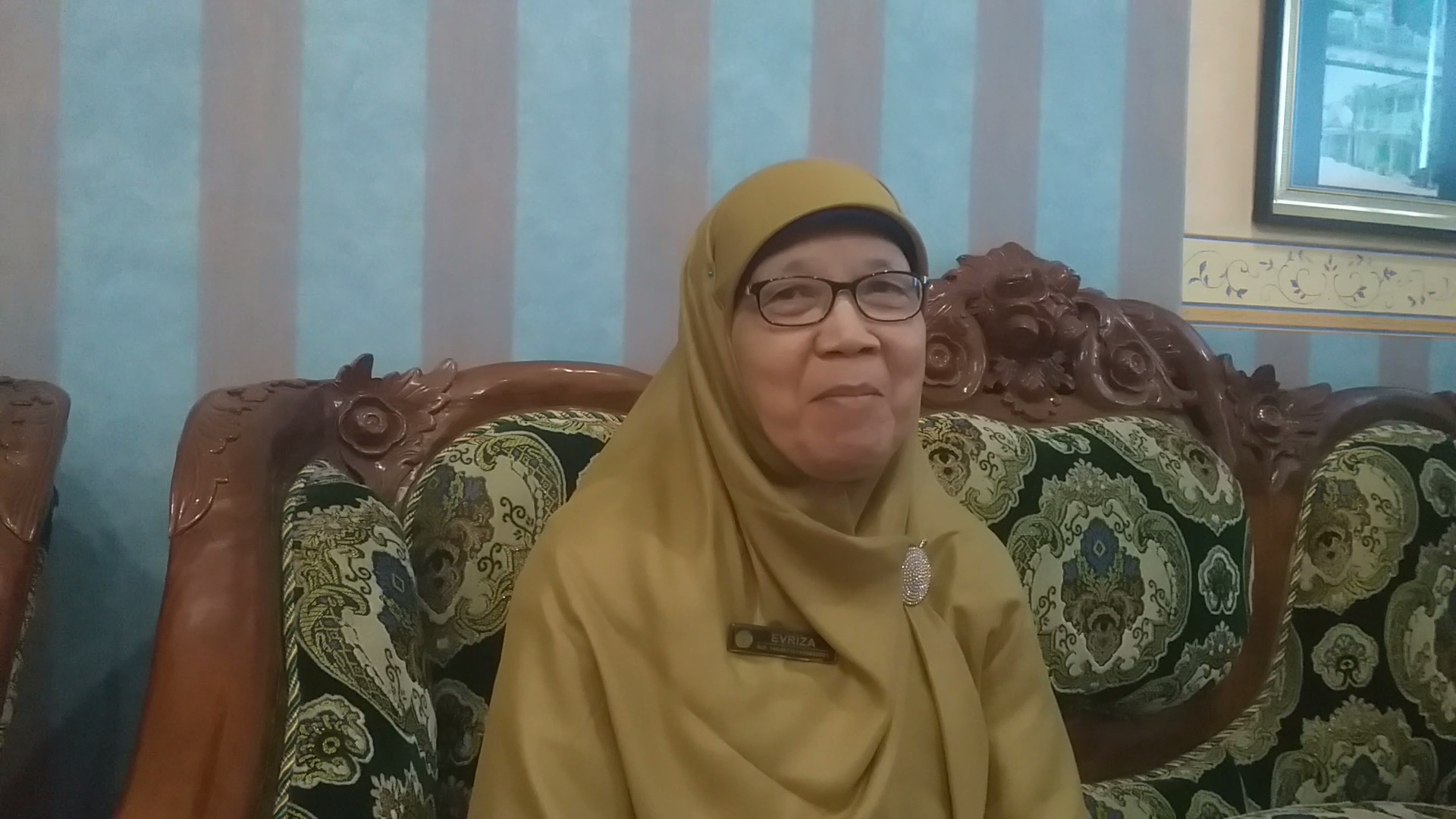 Kepsek-SMKN-1-Kota-Bengkulu-Evriza.jpg
