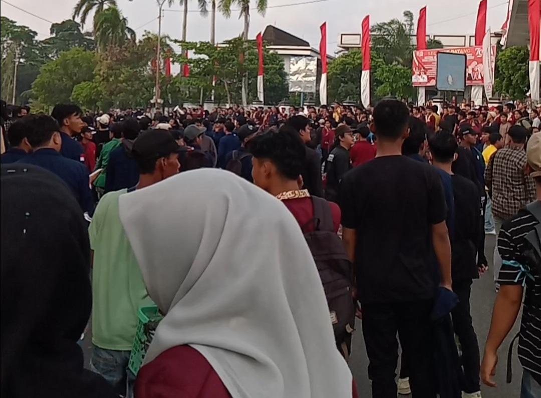 Keributan-antar-sesama-peserta-aksi-kawal-putusan-MK-Jumat-2382024.jpg