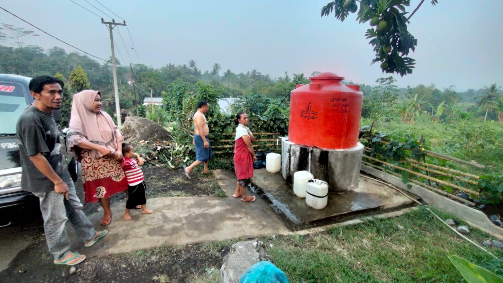 Kerisis-air-bersih-warga-Westkust-kesulitan-air-hingga-mandi-di-sungai-dan-mengantri-air-bersih.jpg