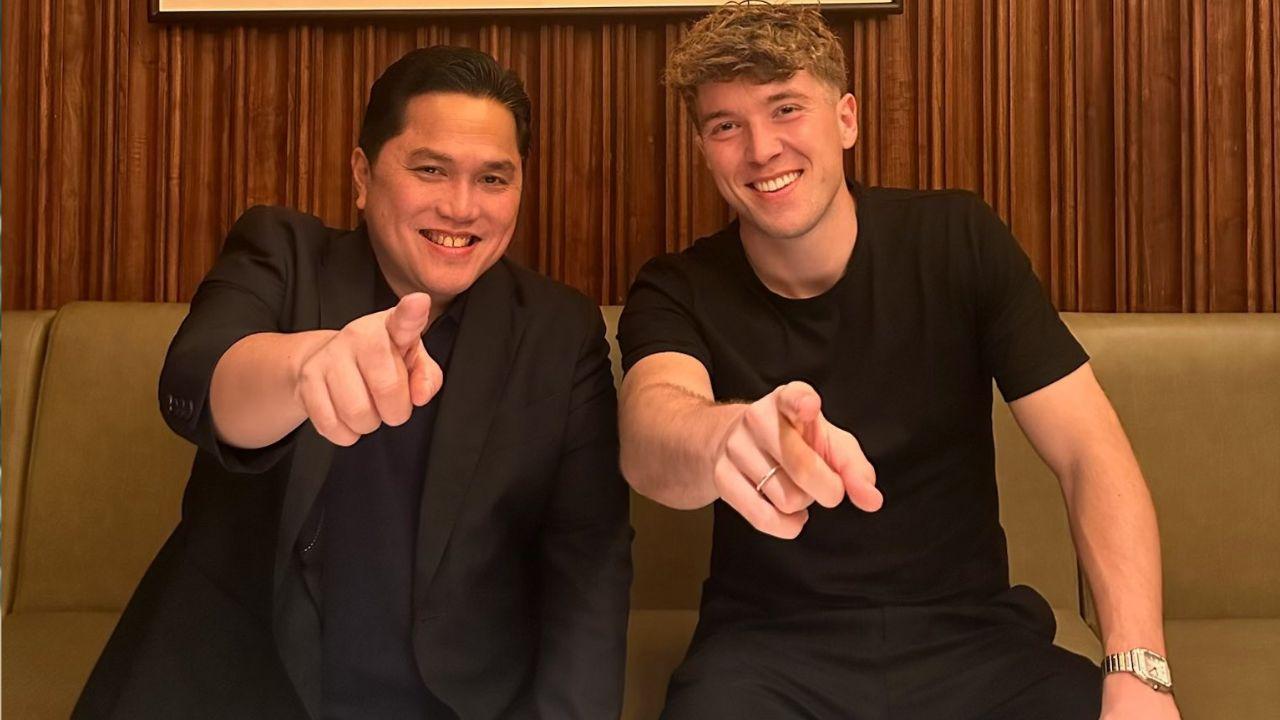 Ketua-PSSI-Erick-Thohir-mengunggah-foto-bersama-penyerang-FC-Utrech-Ole-Romeny.jpg