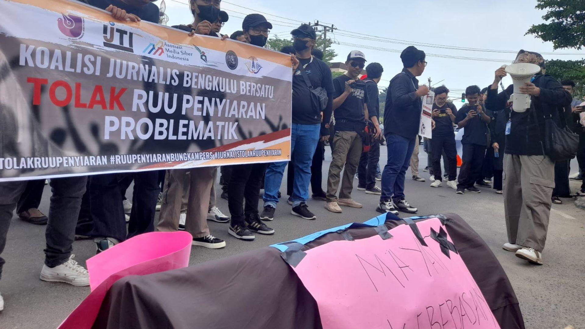 Koalisi-Jurnalis-Bengkulu-Bersatu-demo-menolak-RUU-Penyiaran-gwegsw.jpg