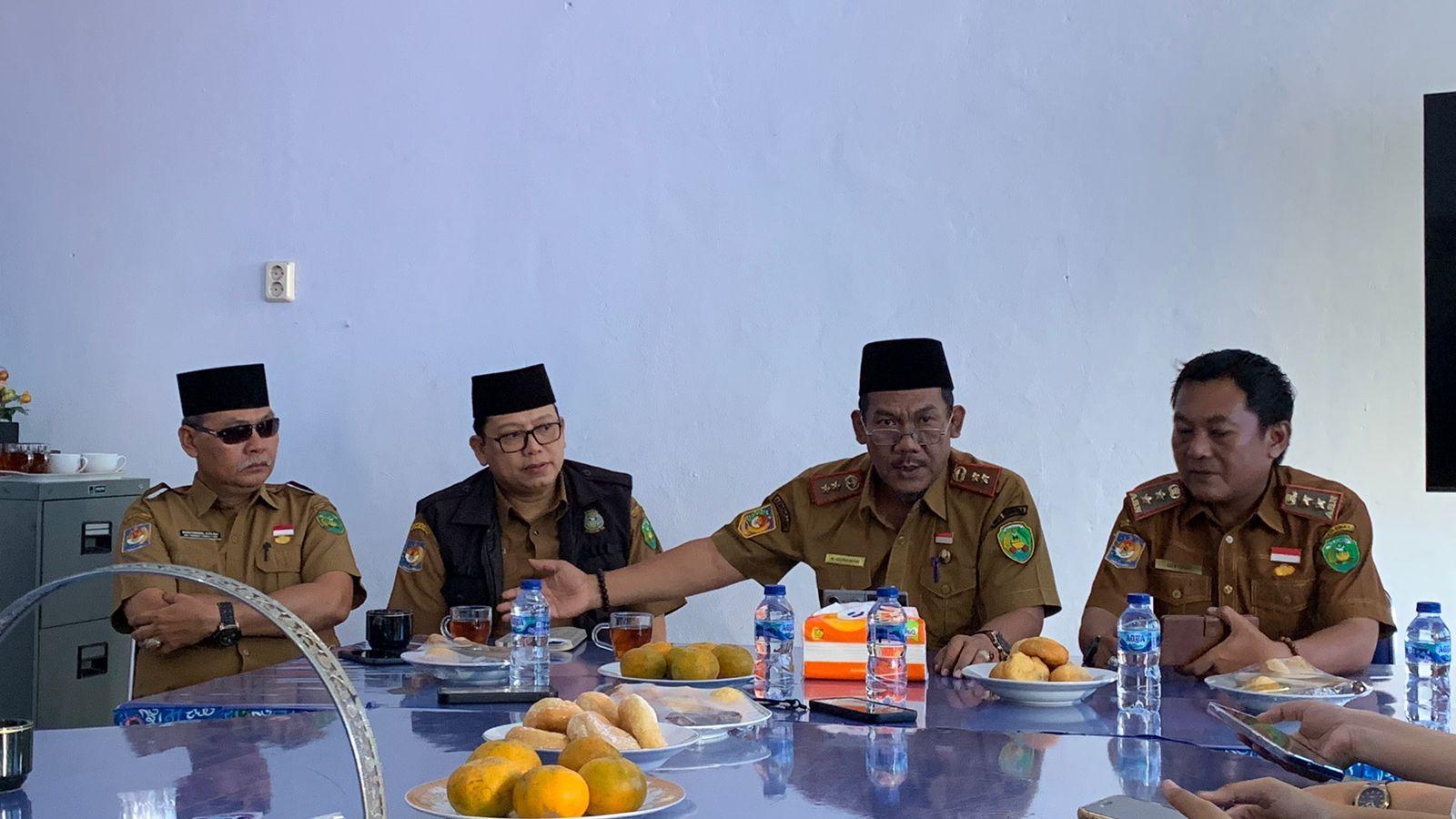 Konferensi-Pers-yang-dilakukan-oleh-Kadis-Dikbud-Kota-Bengkulu-di-Aula-Diknas-Kota-Bengkulu.jpg