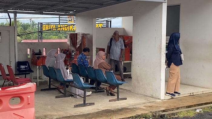 Masyarakat-Bengkulu-saat-mengantri-untuk-melakukan-pemeriksaan-cek-fisik-kendaraan-di-samsat.jpg
