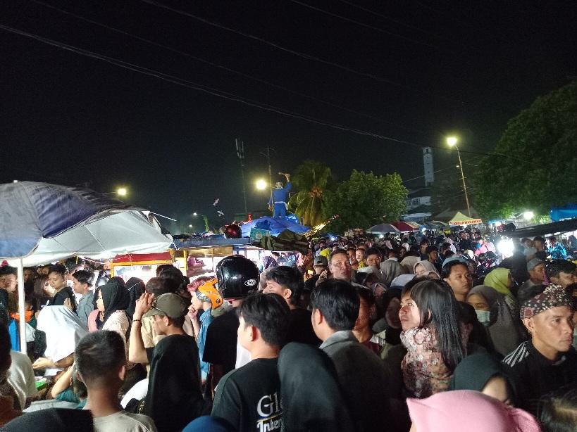 Masyarakat-yang-padati-malam-Tabut-Besanding-Senin-1572024.jpg