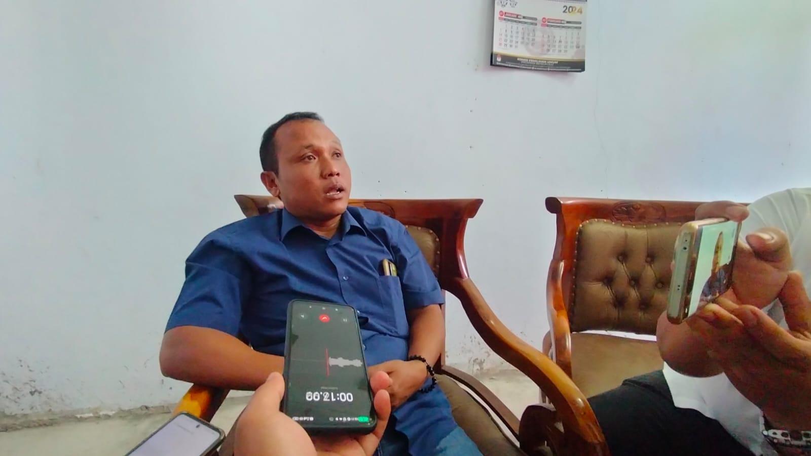 Misbahul-Amri-saat-diwawancarai-terkait-pindah-memilih-di-Kabupaten-Mukomuko.jpg