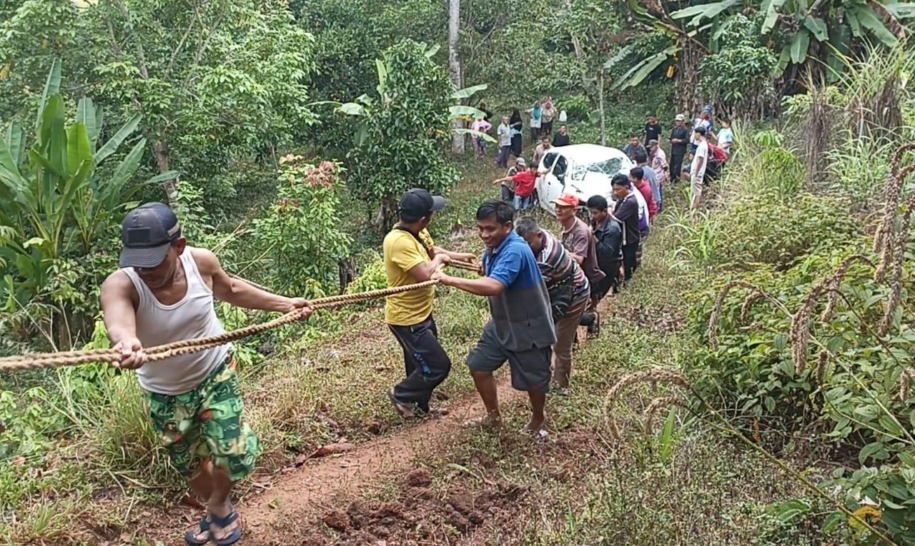 Mobil-Ayla-Masuk-Jurang-Sedalam-30-Meter-di-Bengkulu-Tengah.jpg