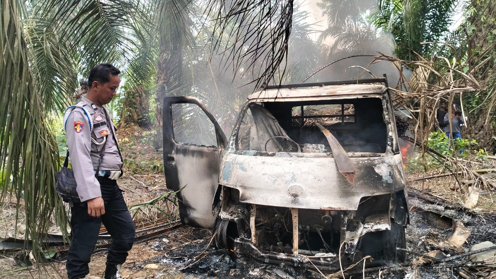 Mobil-pelaku-pencurian-dibakar-masa-di-Mukomuko-Bengkulu.jpg