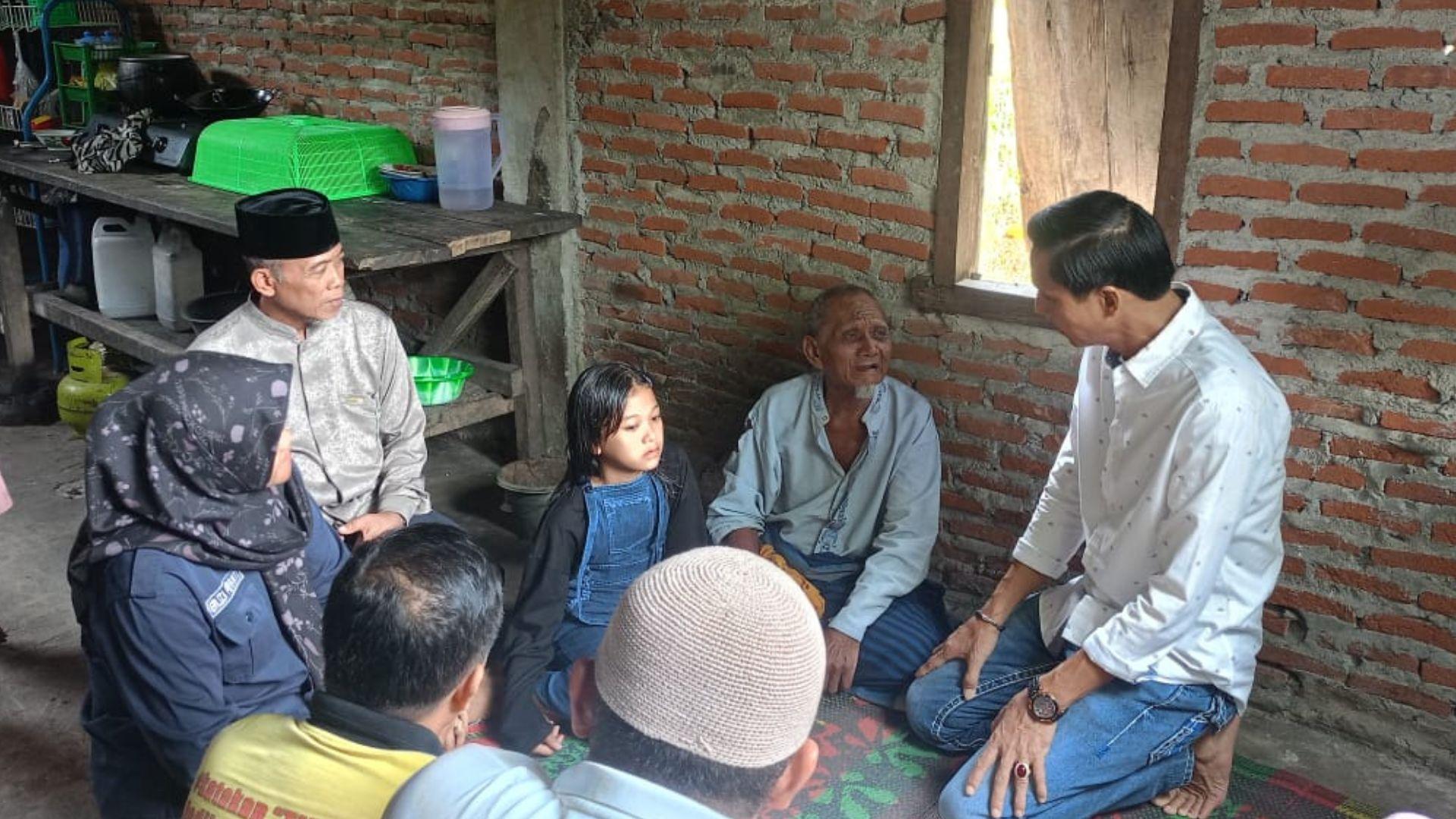 Momen Pilu Bupati Gusril Temui Rica Bocah 12 Tahun Putus Sekolah Demi Rawat Ayahnya Lumpuh di Kaur - Momen-Bupati-Kaur-Gusril-Pausi-4.jpg