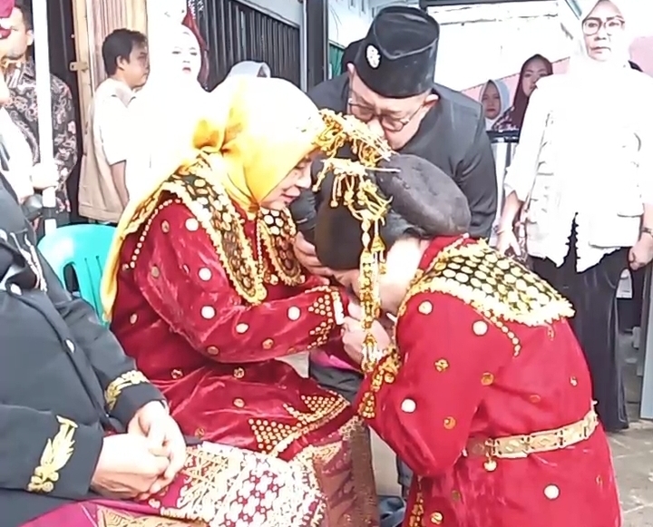 Momen Destita Khairilisani Sungkem ke Orangtua Jelang ke KPU Provinsi Bengkulu Daftar DPD RI