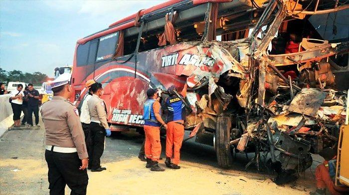 Nasib-Sopir-Bus-yang-Kecelakaan-di-Tol-Pandaan-Malang-Usai-Dihantam-Truk-Tronton.jpg