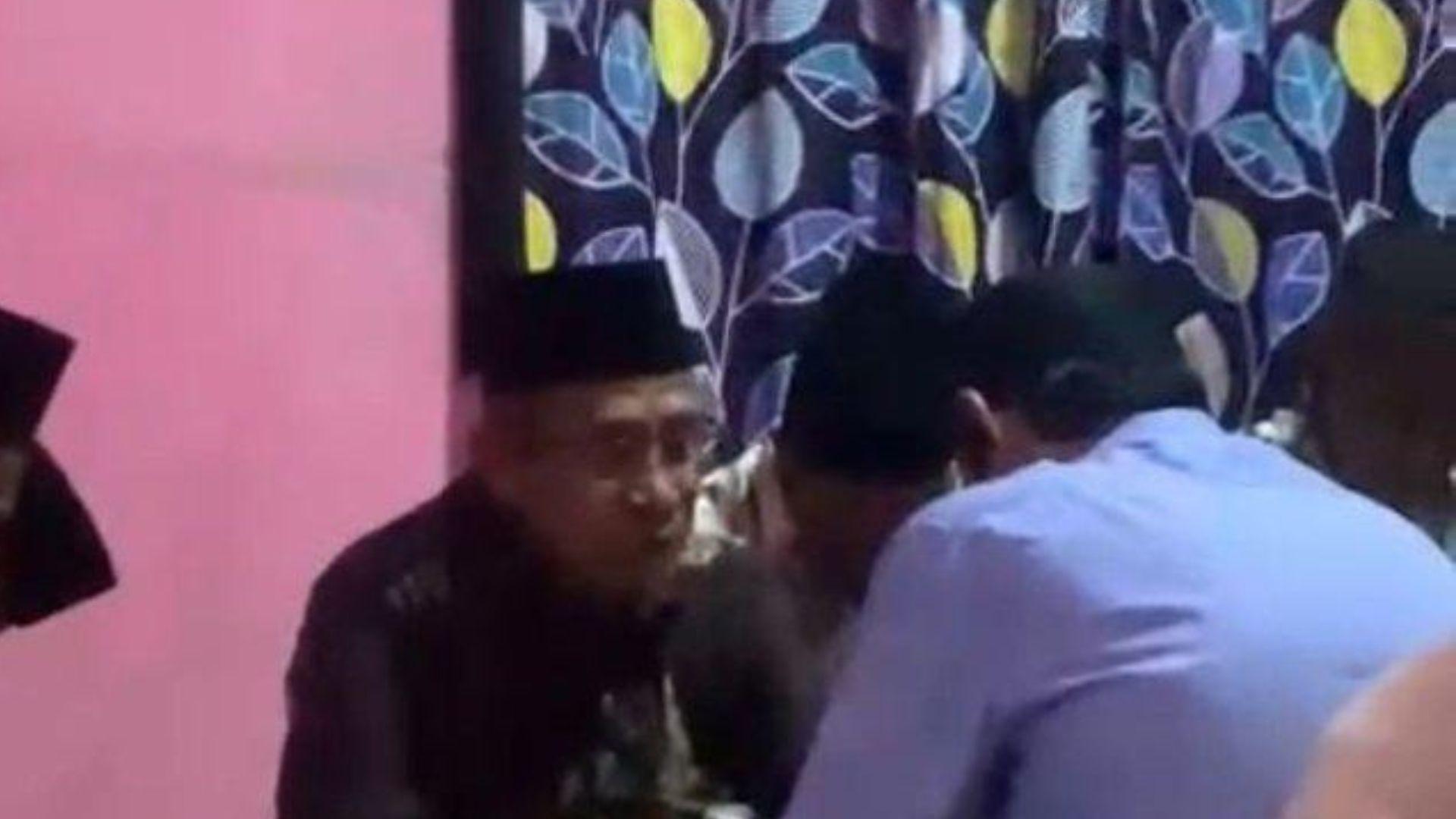 Orang-tua-mempelai-laki-laki-di-desa-Jikotamo-Kecamatan-Obi-Halmahera-Selatan.jpg