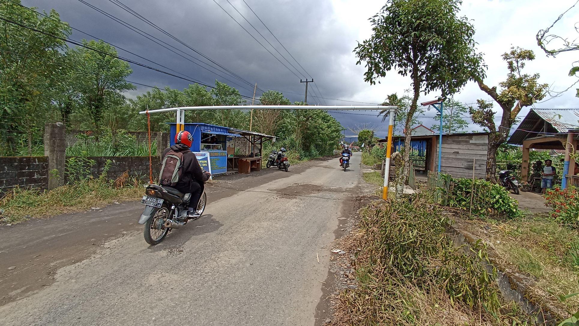 Protes Muatan Tonase Berlebihan, Warga Portal Jalan H Agus Salim di Rejang Lebong