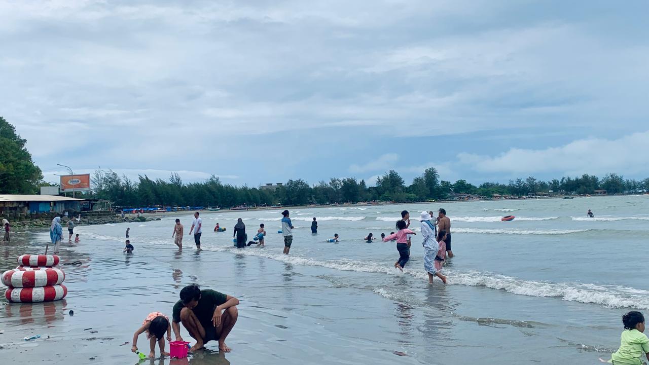 Pantai-Jakat-Bengkulu-ramai-pengunjung-wisata.jpg