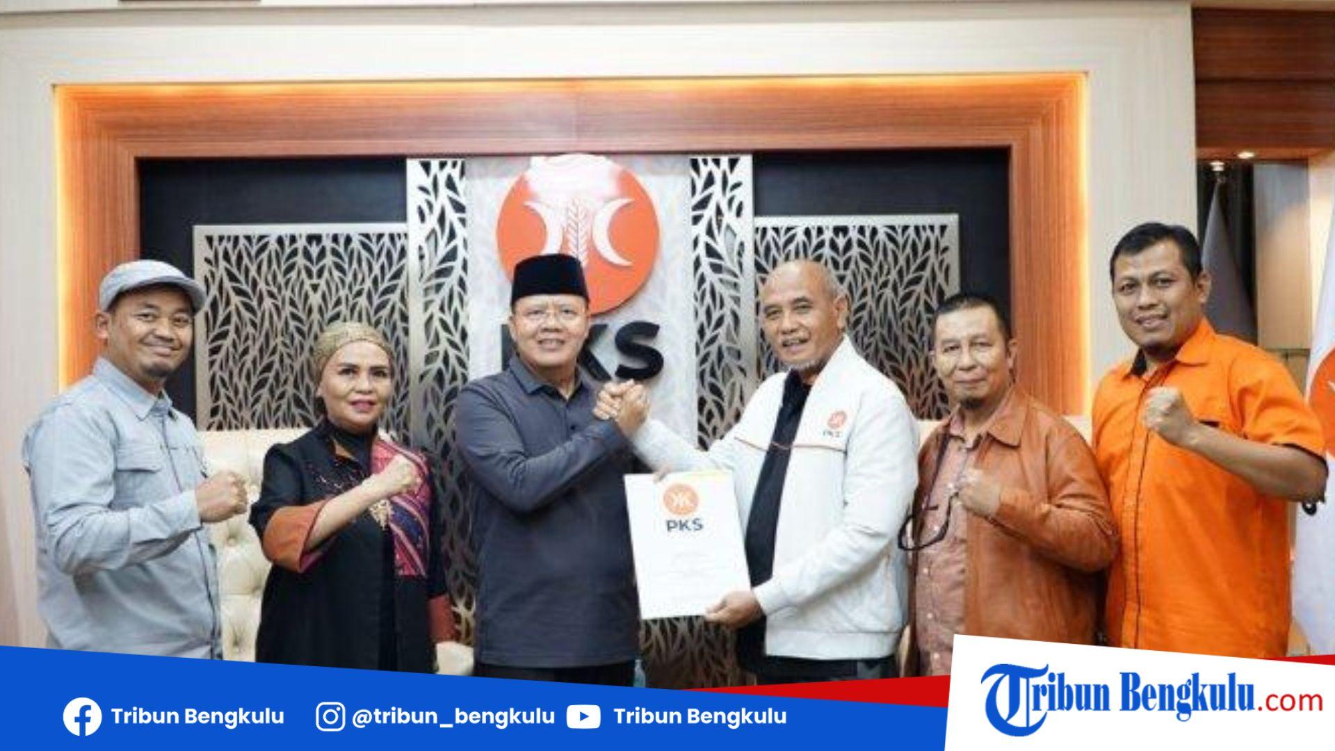 Pasangan-Rohidin-Meriani-mendapat-Surat-Keputusan-SK-dari-DPP-PKS.jpg