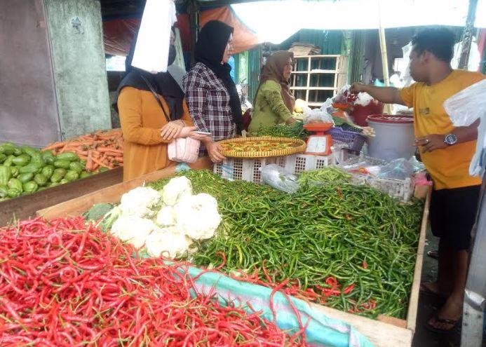 Pedagang-cabai-merah-di-Pasar-Minggu-harga.jpg