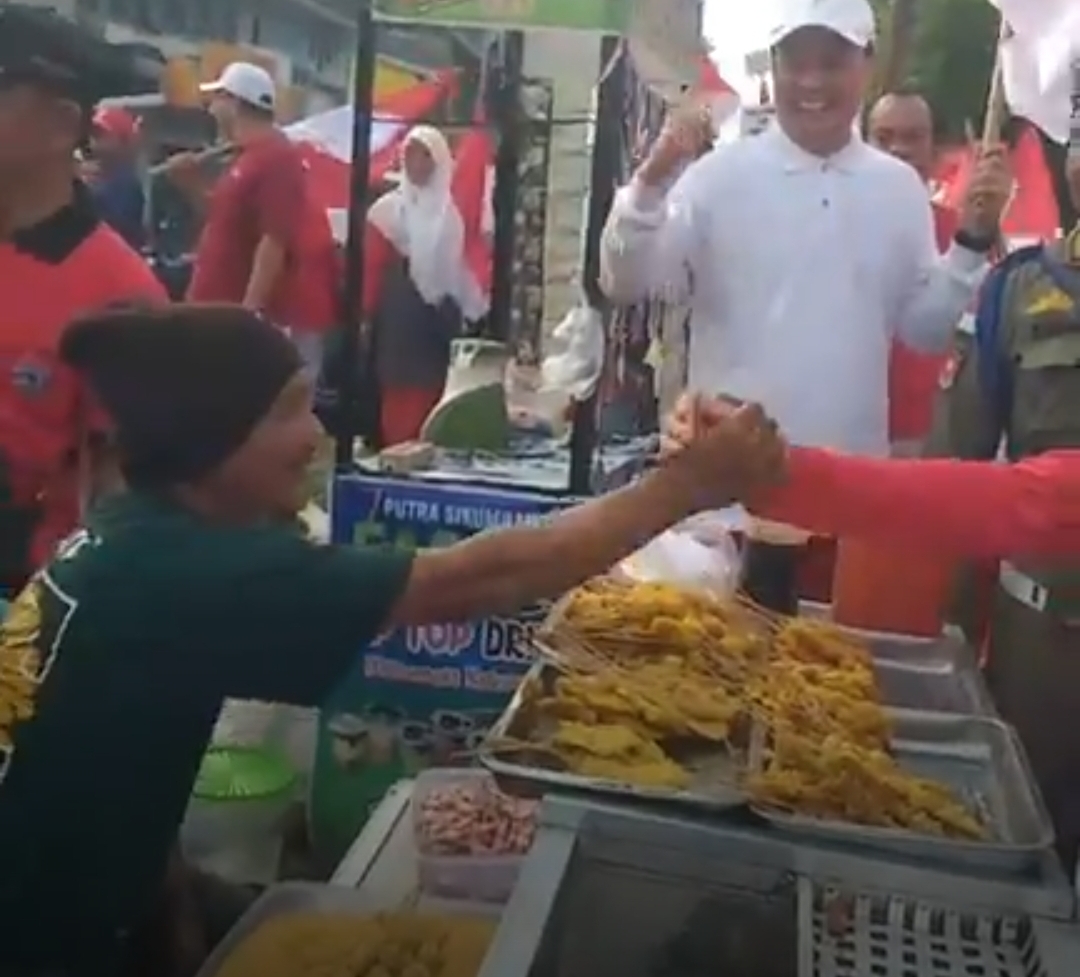 Pedagang-dapatkan-bendera-dari-Gubernur-Bengkulu.jpg