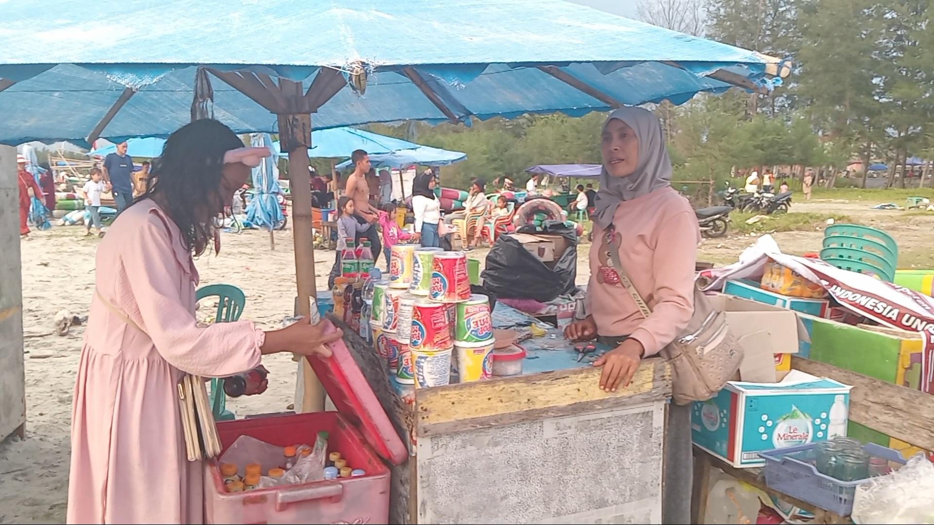 Panen Untung Libur Lebaran, Pedagang Kuliner di Pantai Jakat Raih Omzet Jutaan per Hari