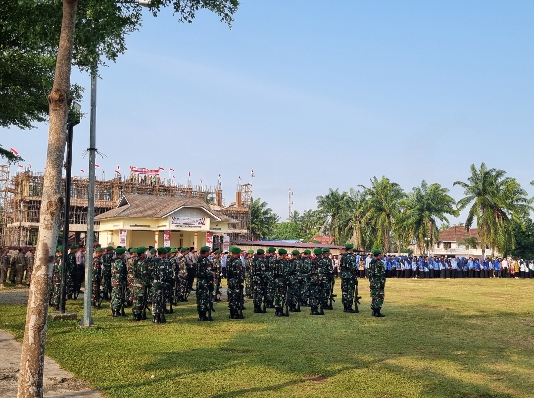 Aksi Pekerja Bangunan di Bengkulu Selatan Ikut Upacara HUT RI di Ketinggian Lantai 3 Curi Perhatian