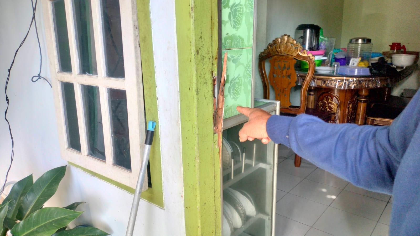 Pelaku-rusak-kusen-rumah-korban-di-bandung-baru.jpg