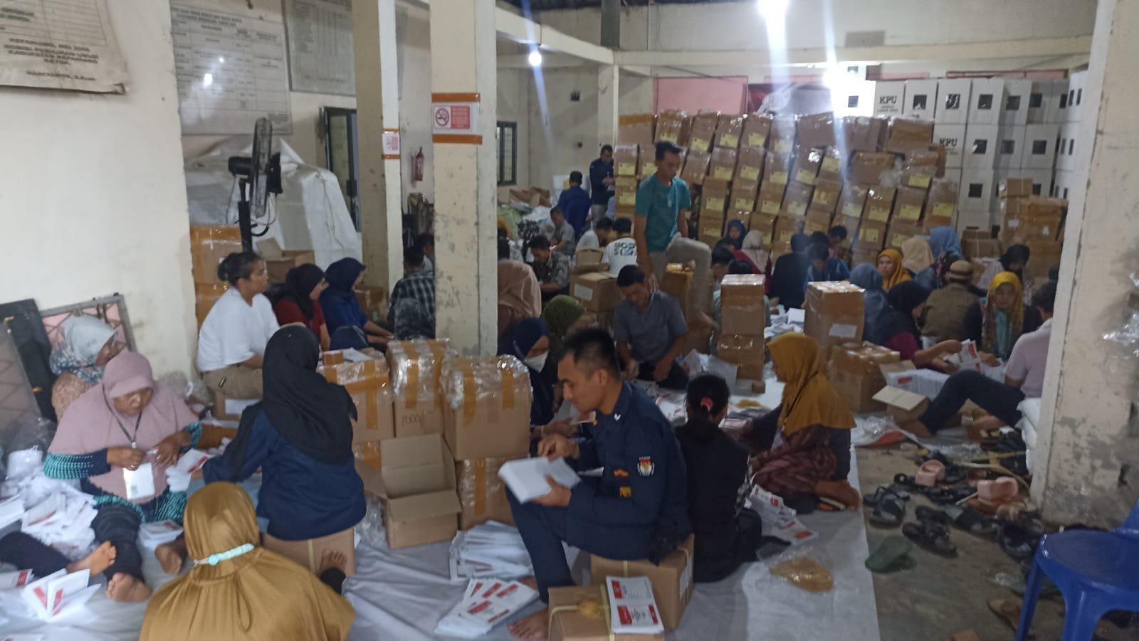 Pelipatan-dan-Penyortiran-Surat-Suara-di-Gudang-1-KPU-Kepahiang.jpg