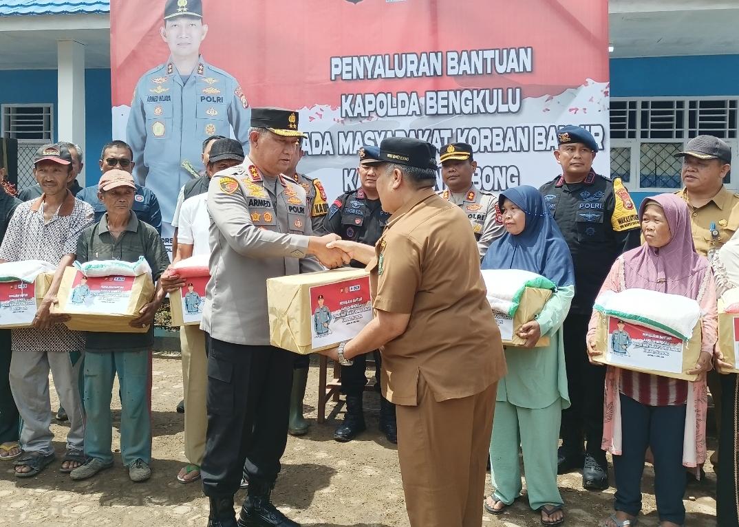 Pemberian-bantuan-banjir-kapolda-di-lebong.jpg