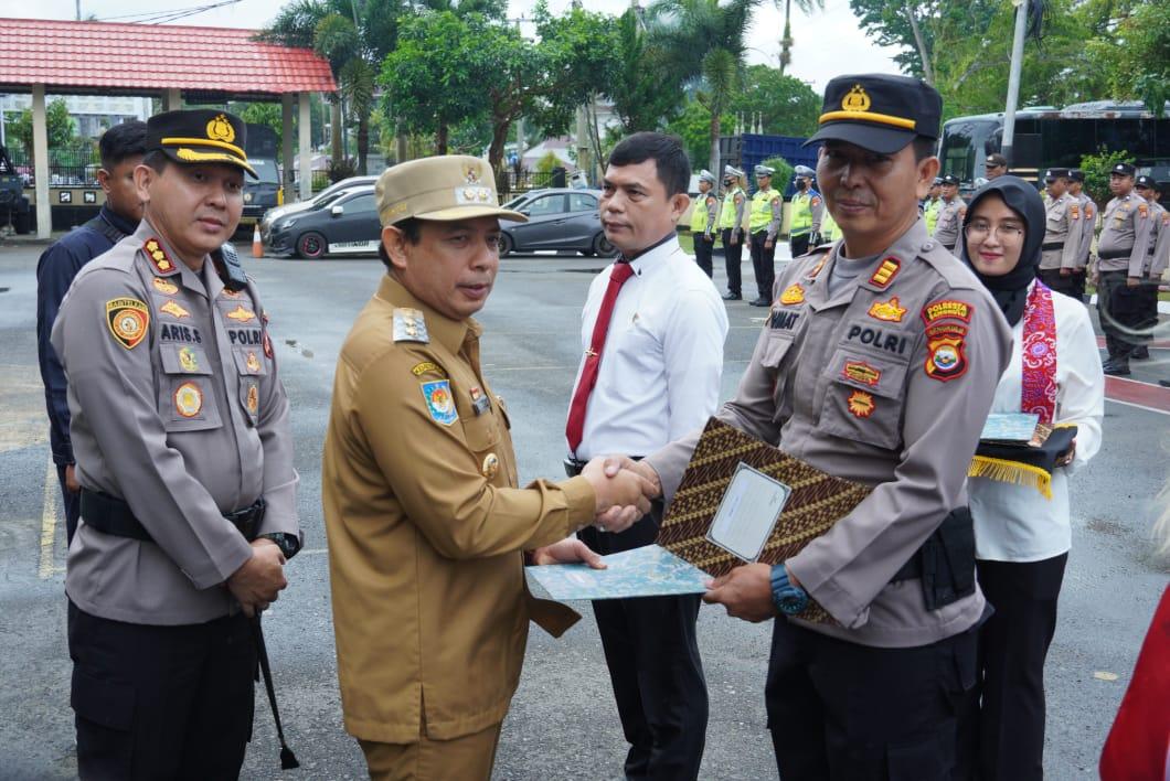 Pemberian-penghargaan-Pemkot-Bengkulu-kepada-personel-Polresta-Bengkulu.jpg