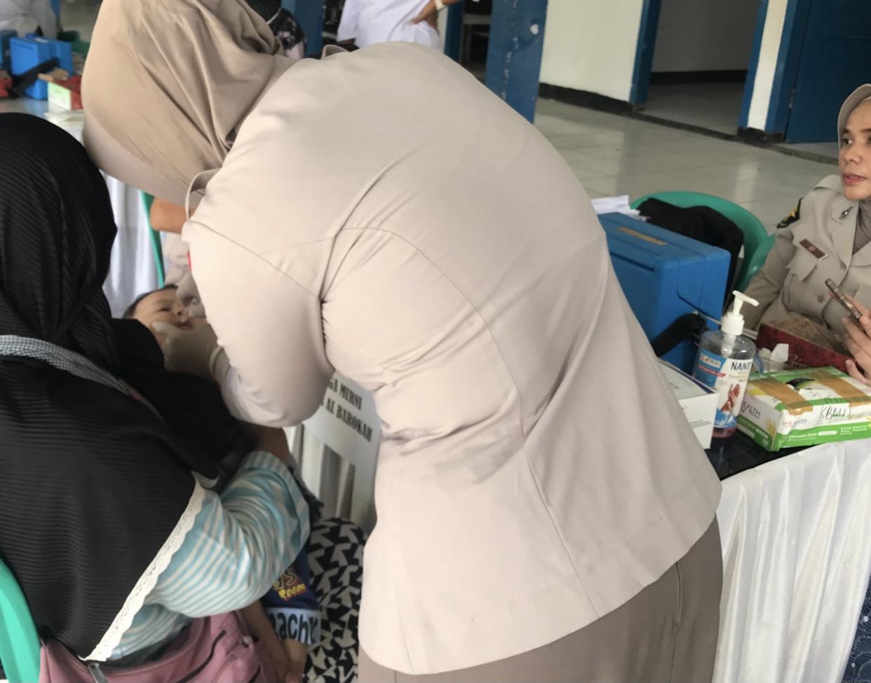 Pemberian-pin-polio-anak.jpg
