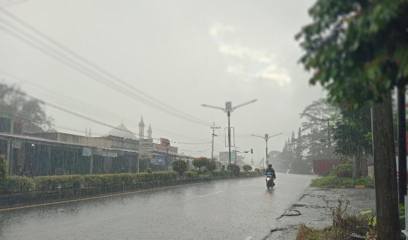 Prakiraan Cuaca Kepahiang Bengkulu Selasa, 14 Oktober 2025: Hujan Ringan dan Udara Kabur