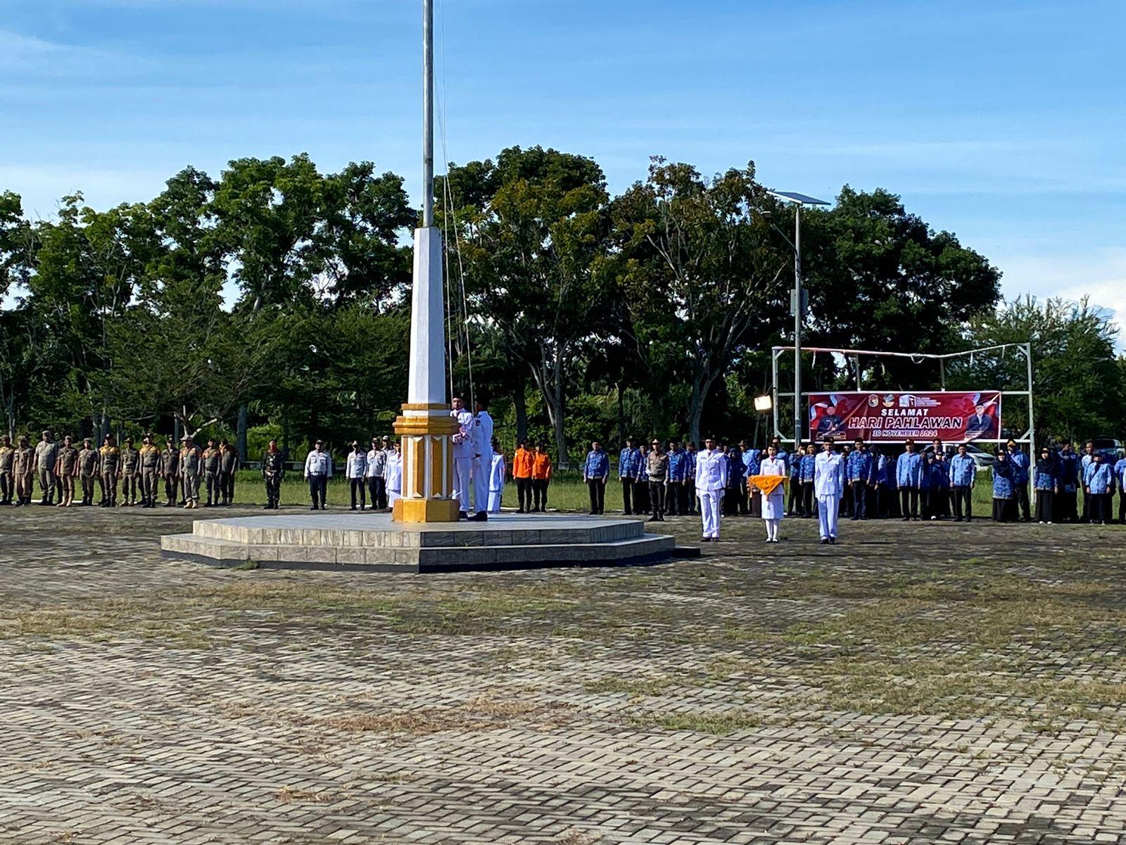 Pengibaran-Bendera-peringati-hari-pahlawan-di-Halaman-Kantor-Bupati-Mukomuko.jpg