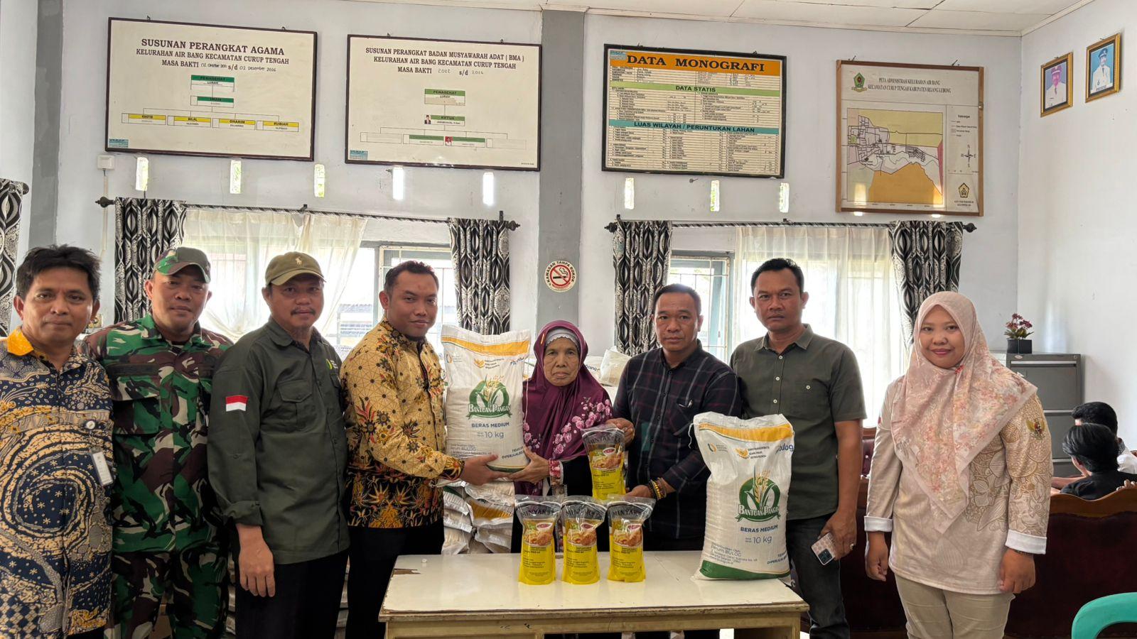 Penyaluran-bantuan-pangan-13-nov.jpg