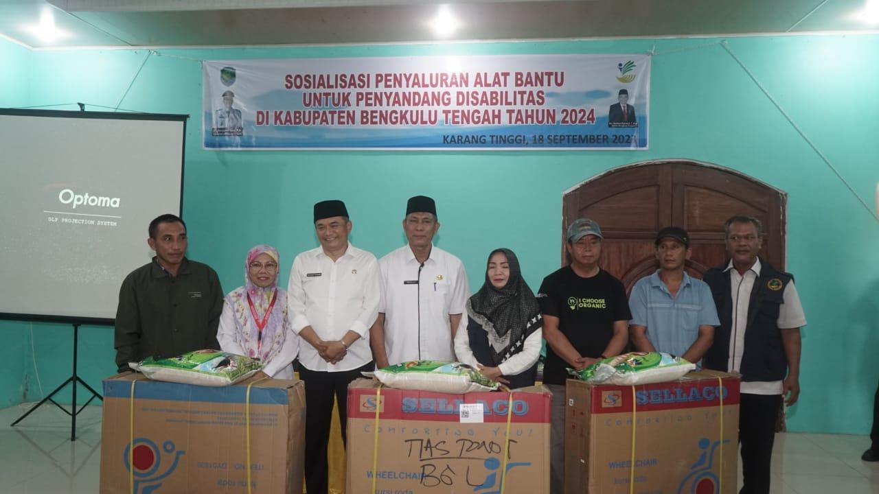 Penyerahan-bantuan-disabilitas-di-Bengkulu-Tengah-1.jpg<pf>Penyerahan-bantuan-penyandang-disabilitas-di-Bengkulu-tengah-2.jpg<pf>Penyerahan-bantuan-penyandang-disabilitas-di-Bengkulu-Tengah.jpg<pf>Penyerahan-bantuan-penyandang-disabilitas-di-Bengkulu-tengah-4.jpg<pf>Penyerahan-bantuan-penyandang-disabilitas-di-Bengkulu-tengah-5.jpg