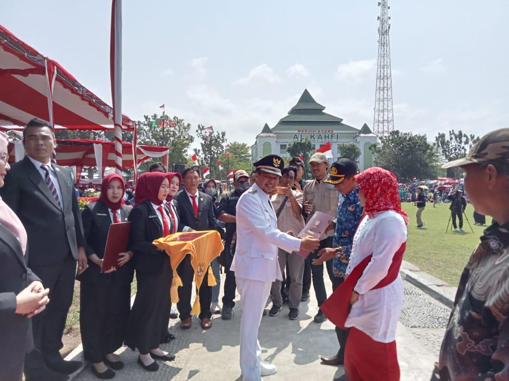 Pemkab Kaur Serahkan Penghargaan untuk ASN dan Bantuan Petani saat Upacara HUT ke-78 RI