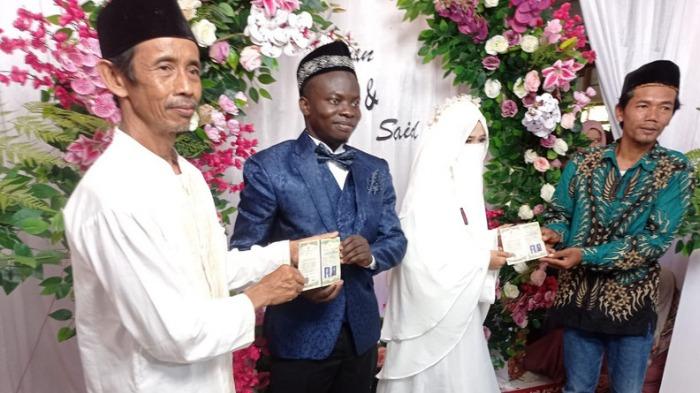 Pernikahan-Pria-Asal-Afrika-dan-Wanita-Bengkulu-Utara.jpg