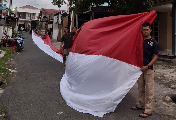 Persiapan-bendera-di-Buit-Kaba.jpg