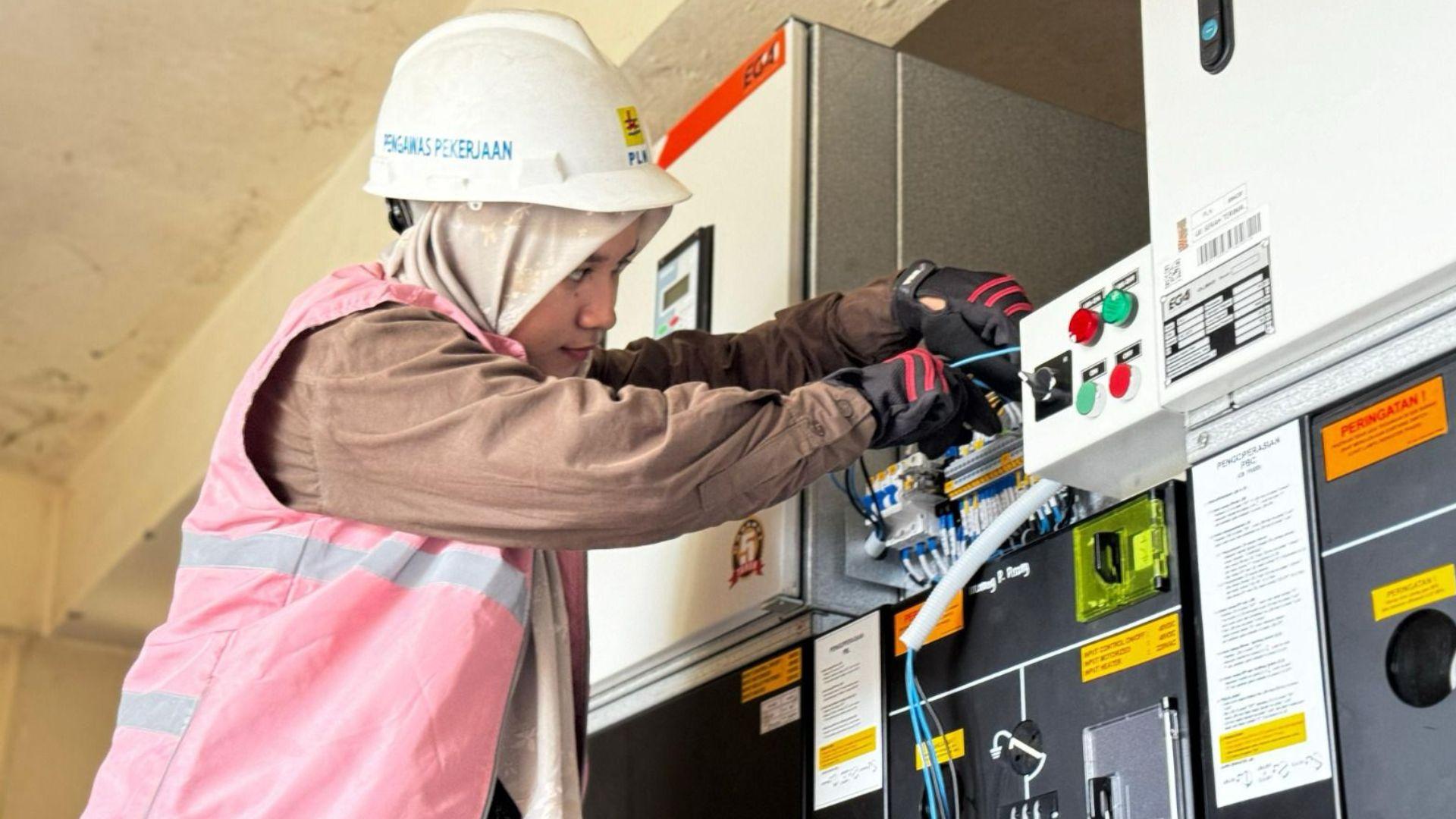Petugas-PLN-saat-Mengecek-Kelistrikanasf.jpg