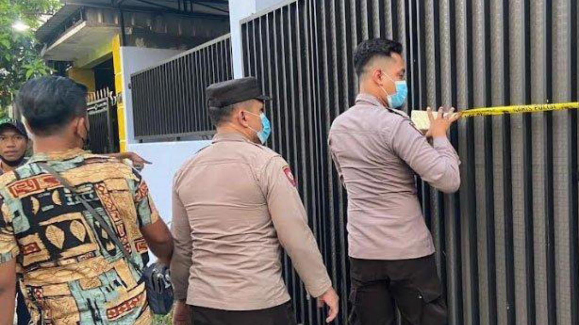 Polisi-Olah-TKP-Jasad-ASN-Ponorogo-Ditemukan-Tewas-di-Rumah.jpg