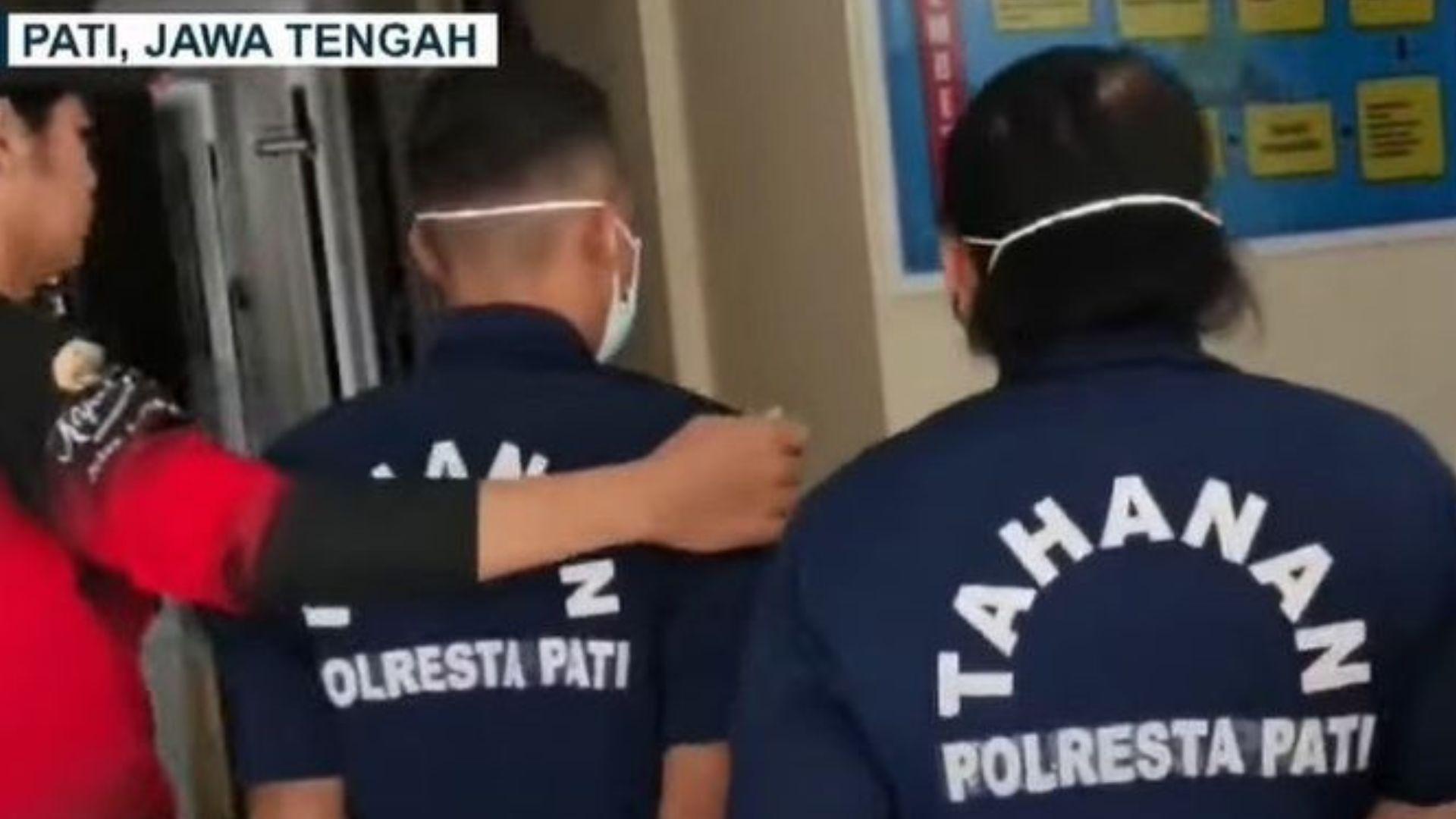 Polisi-membawa-dua-tersangka-pengeroyokan-bos-rental-mobil-di-Desa-Sumbersoko.jpg