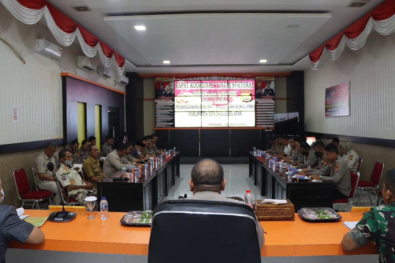 Cegah Wabah PMK Makin Meluas, Polres Bengkulu Selatan Sebar Personil di Pos Chek Point