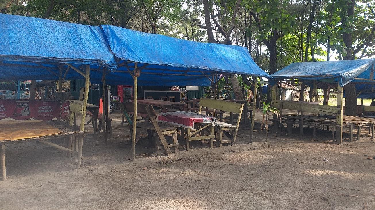 Pondokan-pedagang-di-Pantai-Panjang-Kota-Bengkulu.jpg