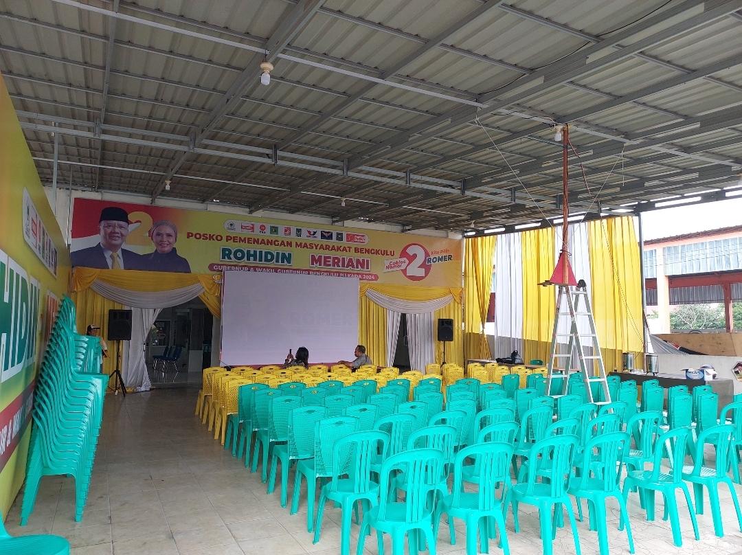 Suasana Posko Pemenangan Rohidin-Meriani Jelang Debat Kedua Pilgub Bengkulu 2024