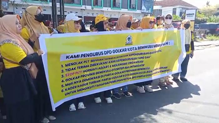 Puluhan-Kader-Golkar-di-Bengkulu-unjuk-rasa.jpg