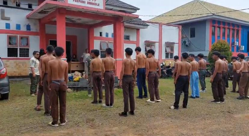Puluhan-siswa-SMA-di-Bengkulu-saat-diberikan-pembinaan.jpg