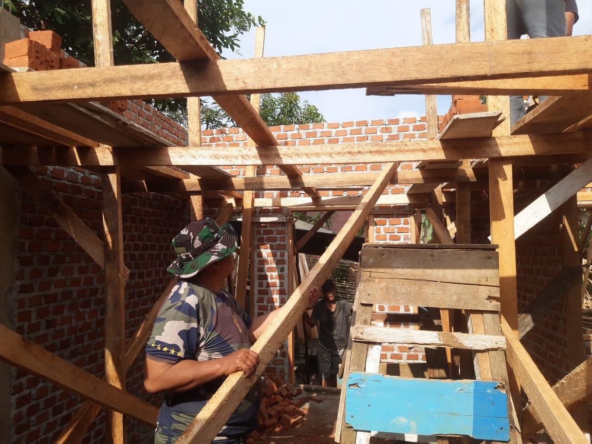 Tangis Bahagia Poningsih Rumahnya Direhab, Sentuhan Kasih TNI Untuk 4 Keluarga di Rejang Lebong